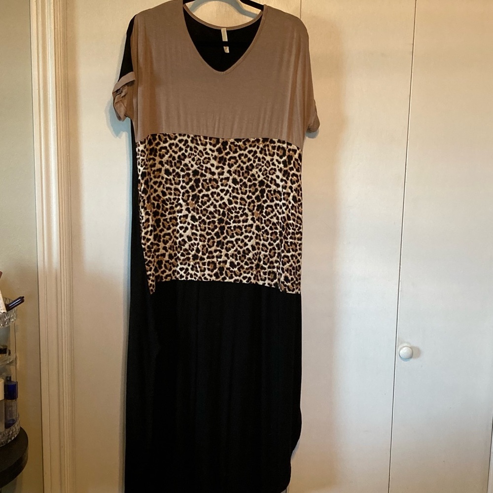 Maxi dress with leopards print